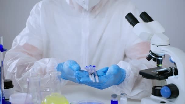 Médecin scientifique développant un vaccin contre le virus dangereux — Video