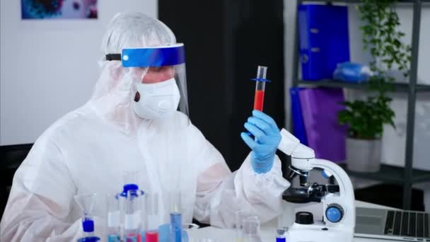 Químico realizando pesquisa em laboratório — Vídeo de Stock