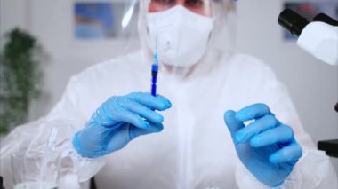Şırıngalı bir tıp bilimcisi. Koronavirüse karşı aşı