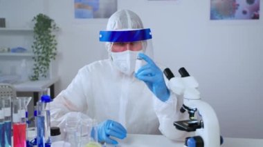COVID-19 'un tedavisi için aşı üretmek ve araştırmak için tıbbi laboratuvar.