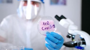 Tıp laboratuarında yeni koronavirüs virüsünün incelenmesi