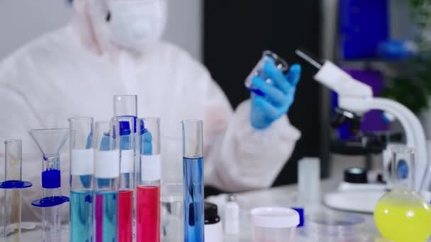 Cientista virologia fazendo pesquisa para fazer uma vacina para lutar com coronavírus — Vídeo de Stock