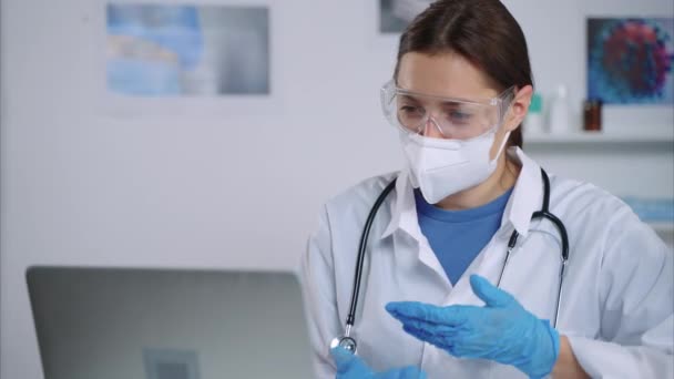 온라인으로 진료를 받는 여성 의사 — 비디오