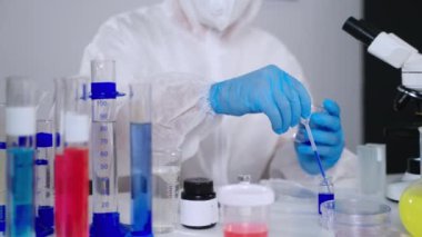 Kimyager laboratuvarda, deneylerde ve hastalıkların tedavilerini inceliyor.