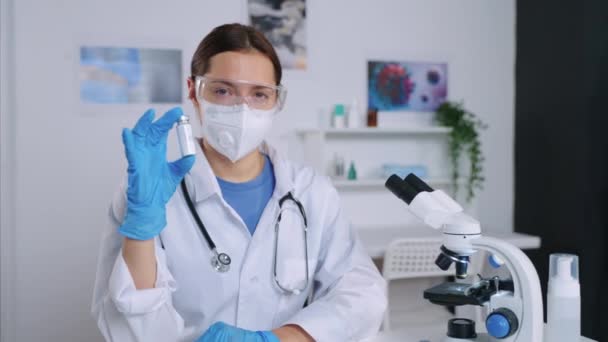 Εµβόλιο και φάρµακο από το COVID-19, γυναίκα γιατρός κρατά το φιαλίδιο στο χέρι — Αρχείο Βίντεο