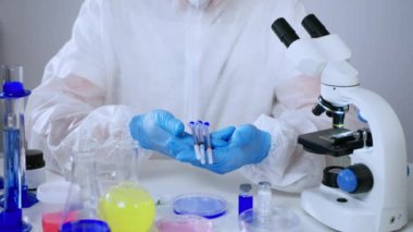 Tıp laboratuarında analiz ve araştırma aşısı ve tedavi edici maddeler