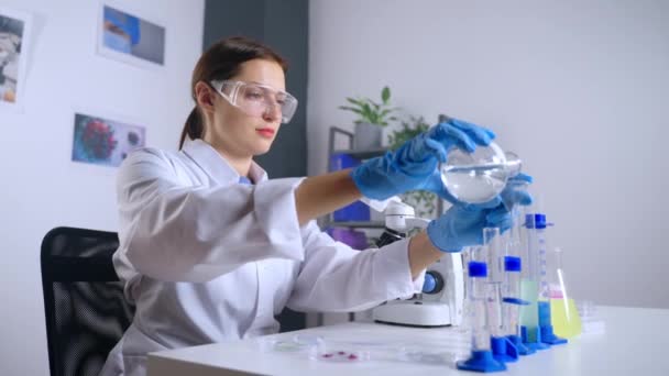 Laboratorio químico para conocimientos microbiológicos y ecológicos — Vídeo de stock