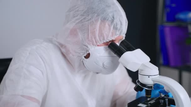 Analyse van monster voor diagnostisch coronavirus en andere ziekten, viroloog werkzaam in het laboratorium — Stockvideo