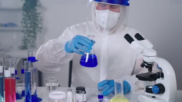 Virologista está trabalhando com reagentes perigosos em laboratório microbiológico — Vídeo de Stock