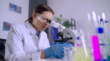 Tıp laboratuarında bilimsel araştırma