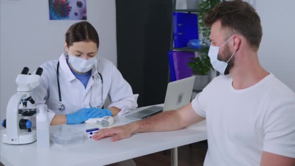 Médico está monitorando a saturação de oxigênio do paciente por oxímetro de pulso no dedo — Vídeo de Stock