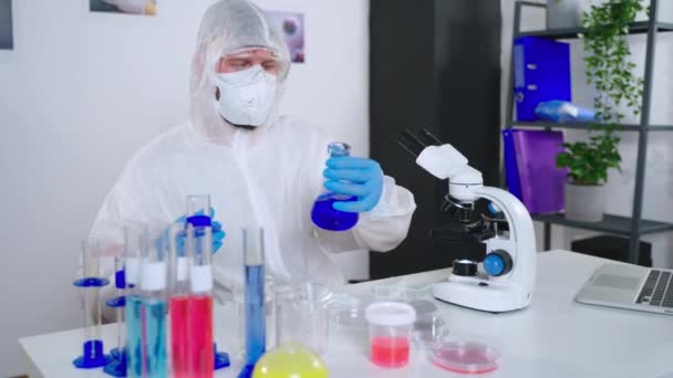 Wetenschapper in het algemeen beschermend werken in laboratorium — Stockvideo