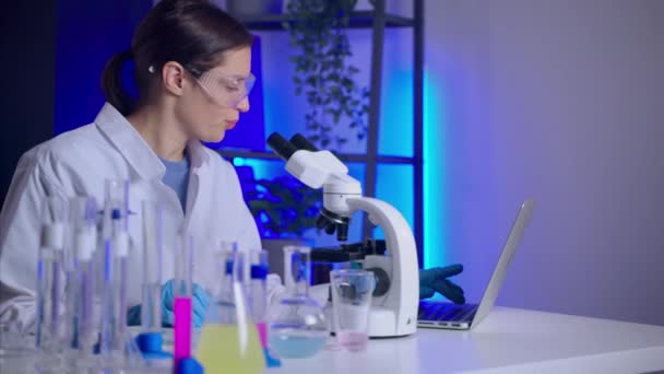 Kvinnlig forskare forskar blodanalys eller nytt virus i medicinska laboratorium på natten — Stockvideo