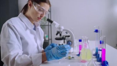 Laboratuvar laboratuarında numuneleri test ediyor.