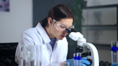 Kadın bilim adamı bir keşif yapıyor ve bununla gurur duyuyor.