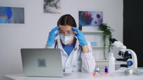 Cansado e chateado médico no laptop — Vídeo de Stock