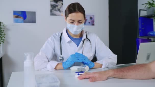 Ο γιατρός ελέγχει τον κορεσμό οξυγόνου του ασθενούς πριν τον εμβολιασμό — Αρχείο Βίντεο