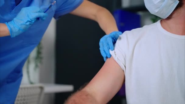 Kesehatan wanita profesional memberikan suntikan dengan vaksin untuk pasien — Stok Video