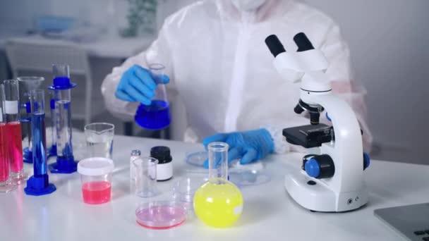 Scienziato di chimica che fa ricerca in laboratorio — Video Stock