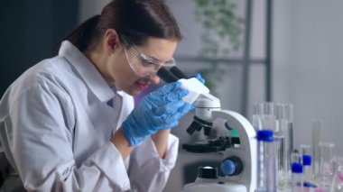 Bilimsel keşfe giden kadın araştırmacı.