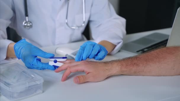 Meting van de zuurstofverzadiging in het kantoor van de arts — Stockvideo