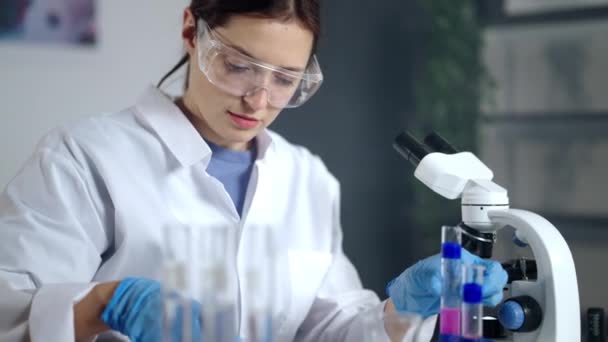 Onderzoek in de chemie en laboratoriumtests — Stockvideo