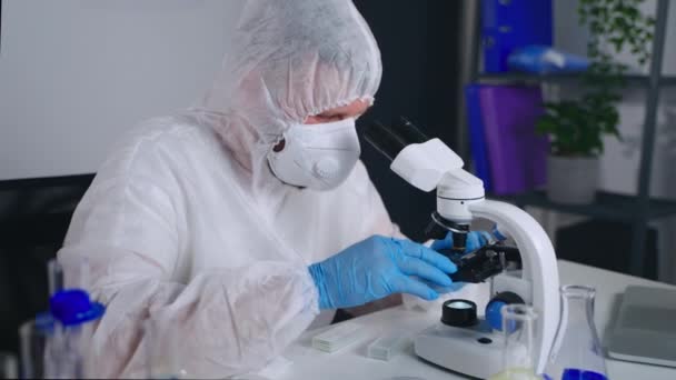 Ricercatore medico in laboratorio virologico — Video Stock