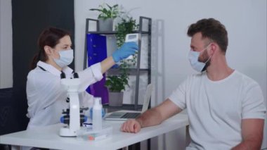 Doktorun muayenehanesinde sıcaklık kontrol ediliyor.