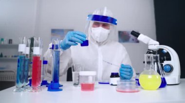 Kimyasal araştırma laboratuvarında çalışan bir bilim adamı.