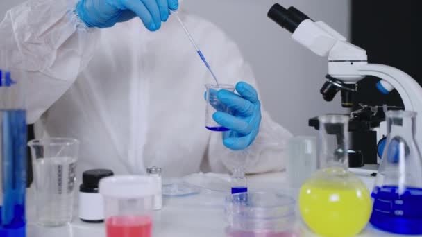 Laboratorio de investigación química, químico está haciendo experimentos con reactivos líquidos — Vídeos de Stock