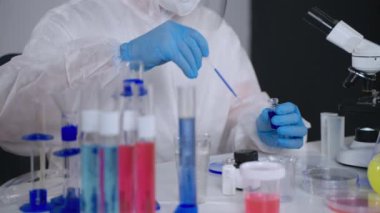 Laboratuvarda koronavirüs araştırması yapan bir mikrobiyolog.