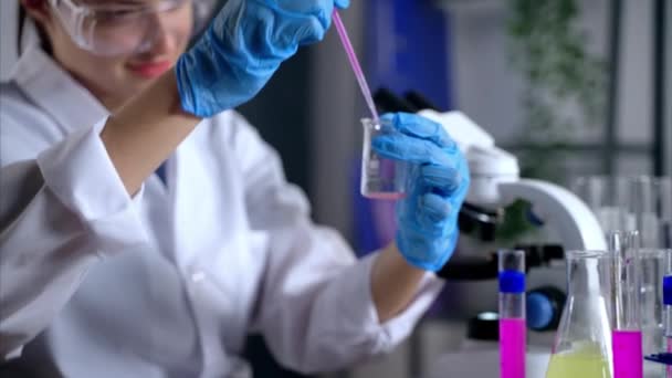 Kimya laboratuvarında araştırma yapan genç bir bilim adamı. — Stok video