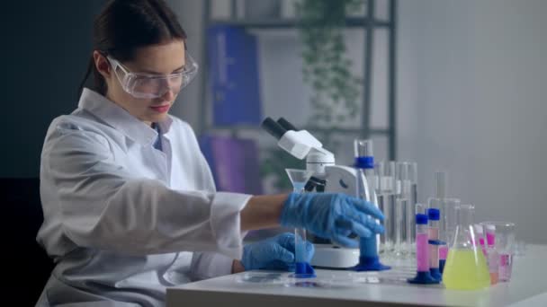 Vrouwelijke laboratoriummedewerker doet onderzoek — Stockvideo