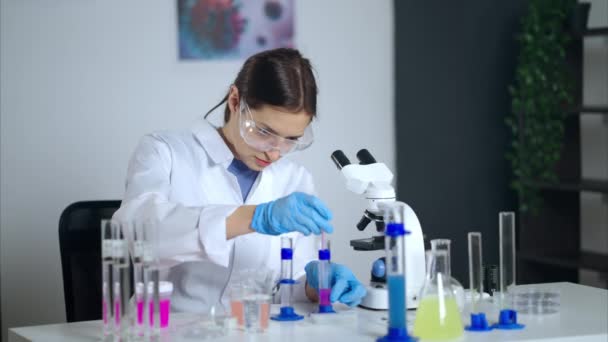 Viroloog vrouw onderzoekt nieuw virus in laboratorium — Stockvideo