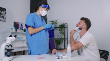 Laboratuvarda SARS-CoV-2 'nin RT- PCR analizi için biyomateryal alınıyor