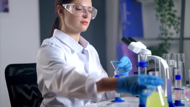 Ricerca scientifica in laboratorio chimico — Video Stock