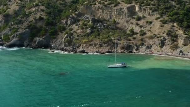 Maritime Szene mit Jacht nahe felsiger Küste — Stockvideo