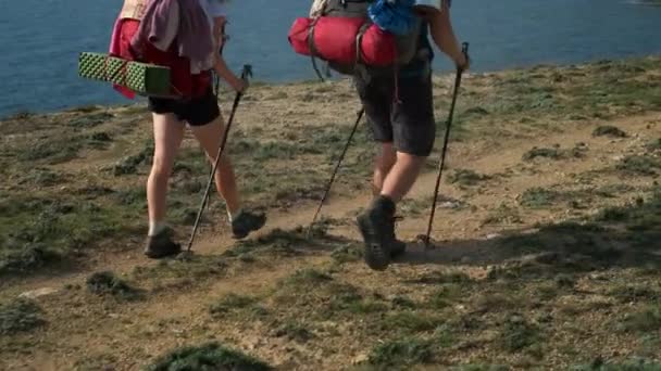 Backpackere rejser i bjerge nær havet – Stock-video