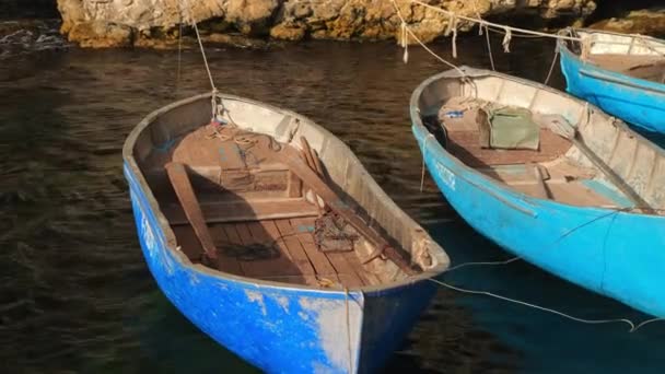 Förtöjning av gamla träbåtar nära den klippiga kusten — Stockvideo
