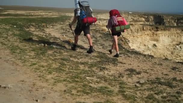 Solo pareja casada teniendo viaje de excursión de luna de miel — Vídeos de Stock