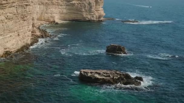Scenic zeegezicht met klif eiland kustlijn — Stockvideo