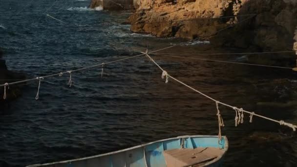 Oude vissersbaai in de buurt van pittoreske klif aan de kust in het zuiden van het land — Stockvideo