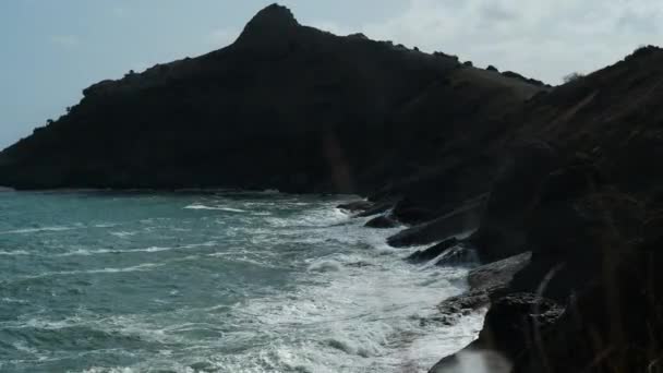 Zee golven crashen van rotsachtige kust op winderige dag — Stockvideo