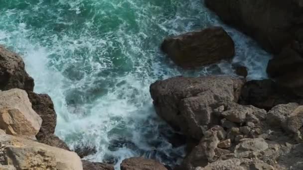 Zee golven crashen de rotsen aan de kust — Stockvideo