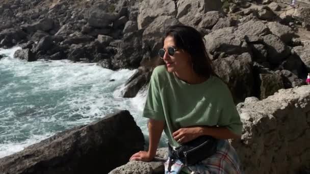 Веселая женщина взволнована прибрежной морской сценой — стоковое видео