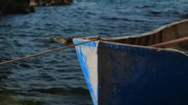 Yalnız yaşlı tekne deniz dalgalarında dans ediyor.