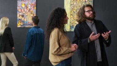 İyi bir şirketle sanatın tadını çıkarıyorum.