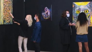 Resim galerisinde sanat konuşmaları