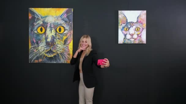 Selfie catlike en la exposición de arte — Vídeo de stock