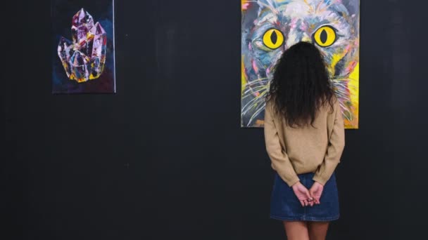 Eyes to eyes. Woman staring at the painting with cat — Stock Video